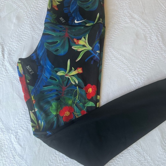 Nike Dri-FIT Women’s Leggings Black Tropical Floral Print Size Medium Activewear - Picture 3 of 4